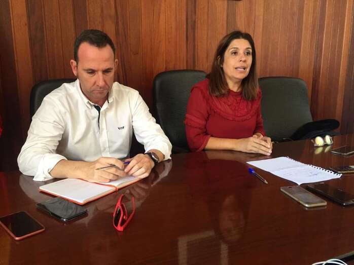 El concejal Eloy Santana y la alcaldesa Carmen Hernández, este martes detallando el proyecto (Foto TA)